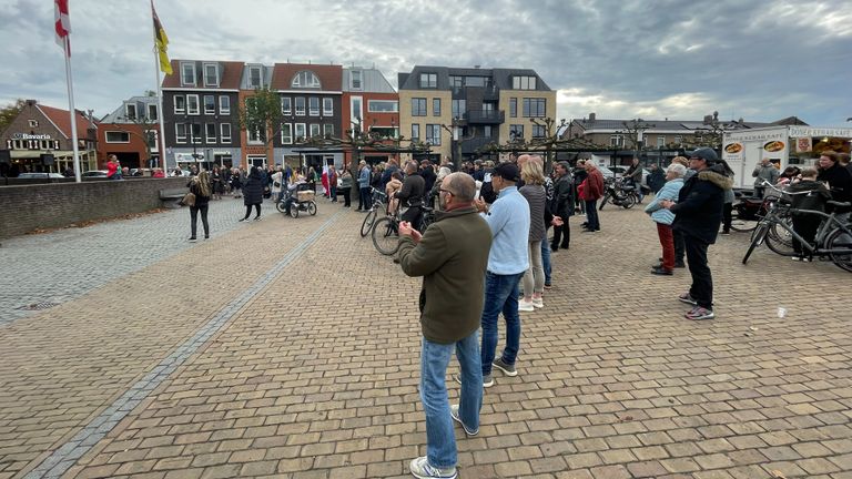 Een groep inwoners van Someren protesteert op het Wilhelminaplein (foto: Raymond Merkx).