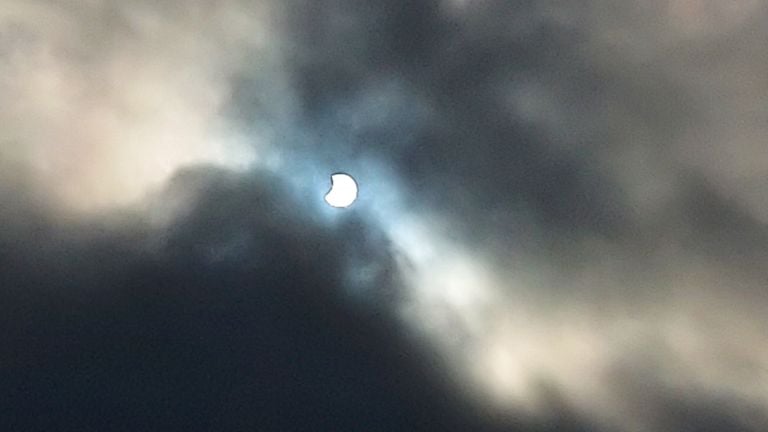 Tussen de wolken door piept er dan toch tussen (foto: Arlena Peaper)