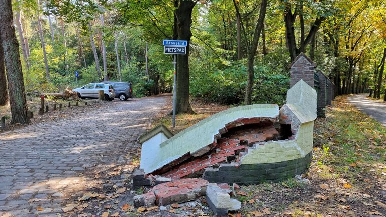 Muur bij Mariakapel omvergereden (foto: Toby de Kort - SQ Vision).