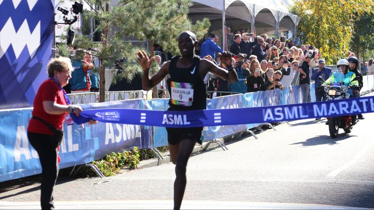 Karanja komt over de streep (foto: Karin Kamp).