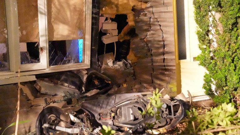 Auto ramt gevel van huis in Helmond (Foto: Harrie Grijseels/SQ Vision)