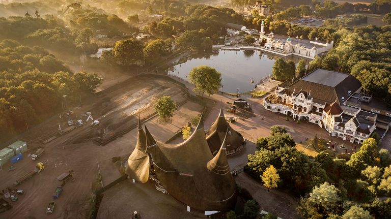 Tussen de hoofdingang en de vijver komt het nieuw Grand Hotel. (Foto: Efteling)