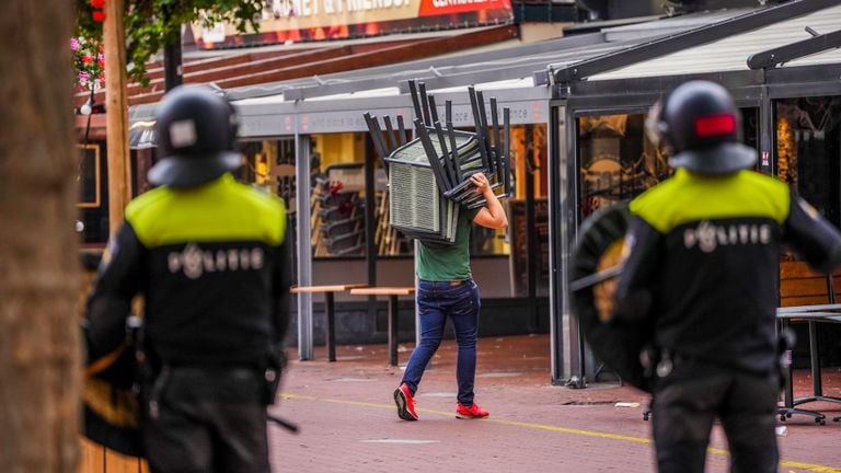 Cafés op de Markt halen de stoelen binnen (foto: SQ Vision).