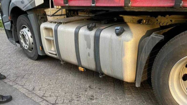 De benzinetank van deze vrachtwagen werd leeggepompt door dieven.