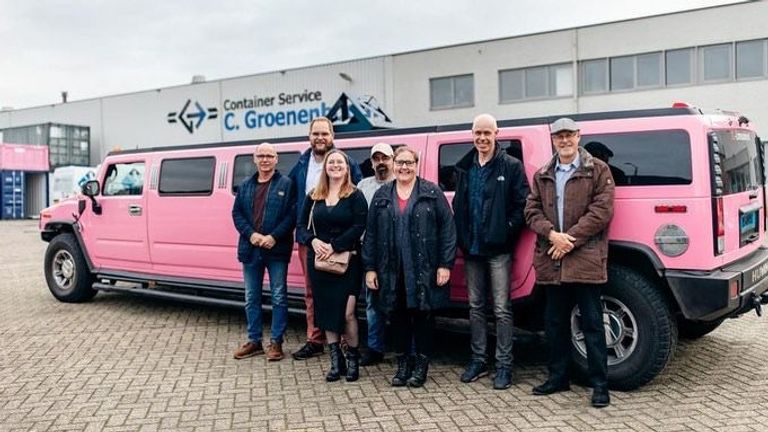 Collega's van Groenenboom mochten als verrassing mee naar de uitreiking in een roze limousine. 