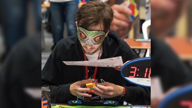 Jan van Dorst kan ook geblinddoekt een Rubiks kubus oplossen (foto: Irene Driessen). 