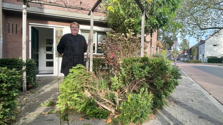 Liesbeth blijft er nuchter onder: 'Ik koop weer nieuwe planten' (foto: Raymond Merkx).