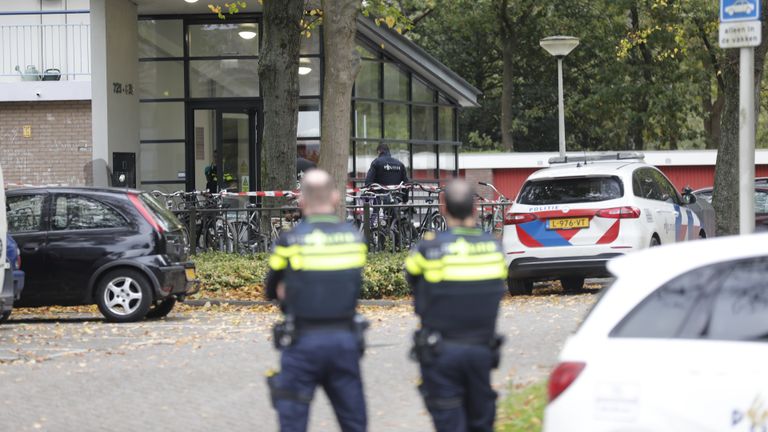 De politie is met veel mensen aanwezig bij de flat in Bergen op Zoom (foto: Christian Traets/SQ Vision).