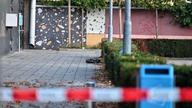 In de verte ligt de zwarte tas met daarin mogelijk een explosief (foto: Toby de Kort/SQ Vision).