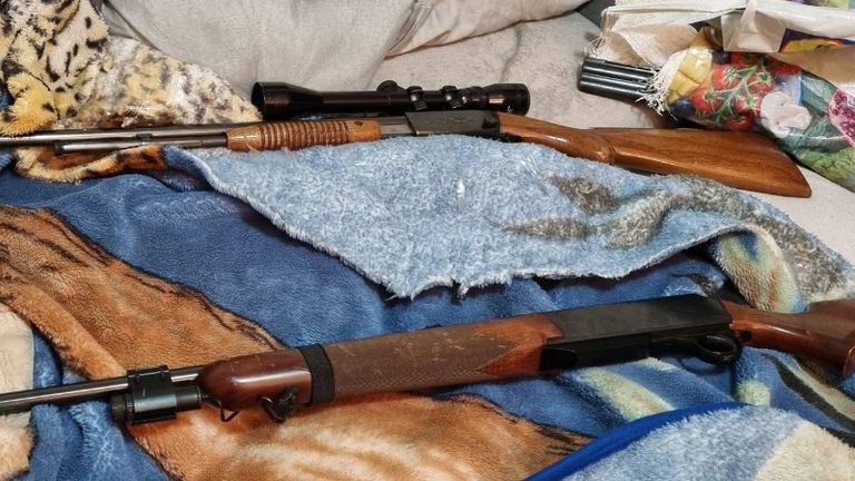 Twee van de gevonden geweren (foto: politie Roosendaal).