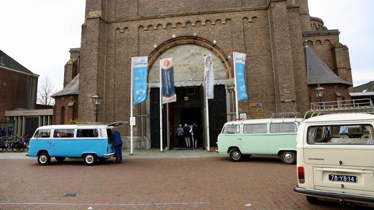 In een blauw Volkswagenbusje werd de kist naar de kerk gebracht (foto: Lobke Kapteijns)