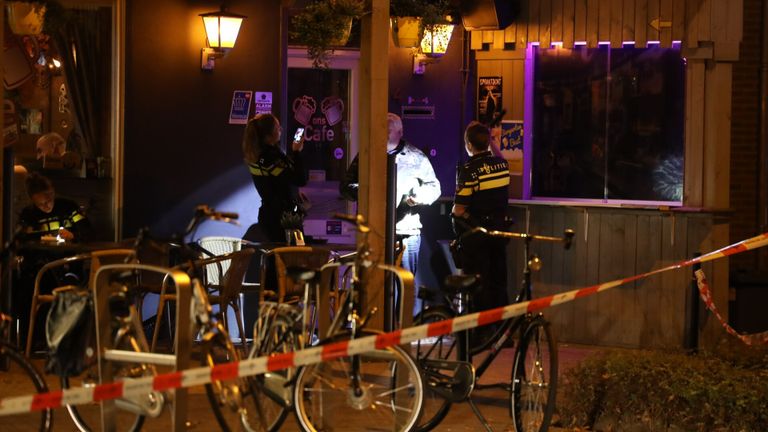 Man overlijdt na steekpartij bij cafetaria in Best (foto: Sander van Gils / SQ Vision).