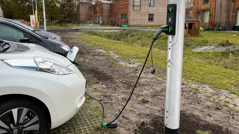 Onder meer laadpalen voor elektrische auto's zorgen voor overbelasting (foto: Rogier van Son)
