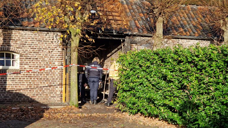 Politie doet onderzoek bij de kampeerboerderij (foto: Noël van Hooft)