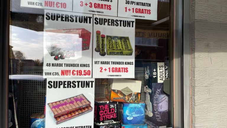 Vuurwerk kopen kan in Baarle-Nassau bij verschillende winkels. (foto: René van Hoof)