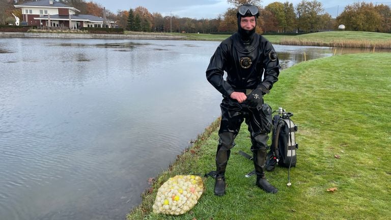 Willem de Jongh heeft golfballen uit het water gevist