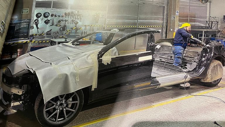 De doorgezaagde Tesla in de fabriek in Spanje