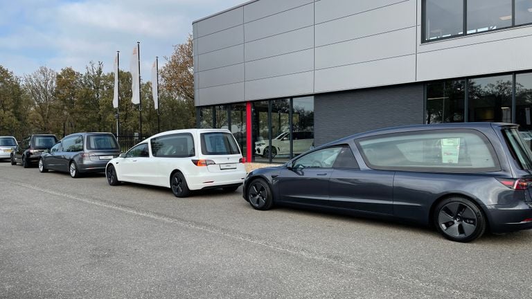 In een stoet verlaten de wagens de showroom