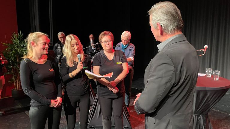 Een groep moeders biedt handtekeningen aan (foto: Jos Verkuijlen)