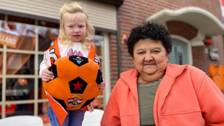 Nel Holzken is trots op haar straat (foto: Raymond Merkx).