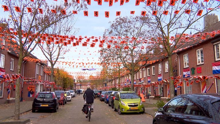 De Ahornstraat is rijkelijk versierd (foto: Omroep Brabant).