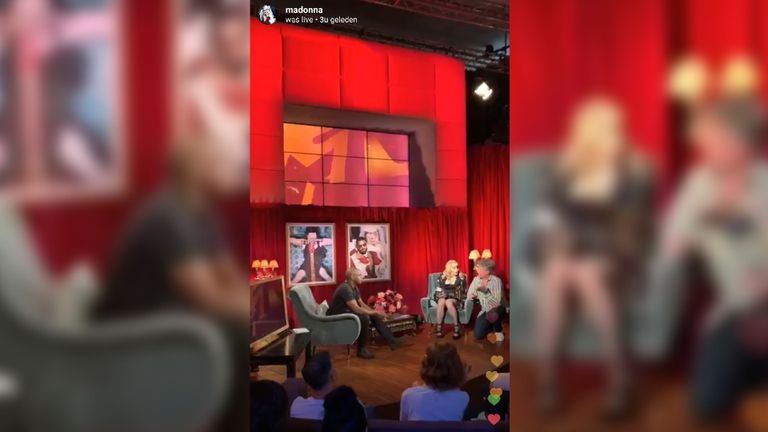 Sanne zit met een vriendin op de tweede rij bij het exclusieve MTV-interview (foto: Instagram/Madonna).