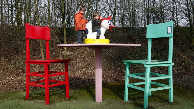 Kleine bazen aan tafel van de reuzen van het Land van Ooit (foto: ANP).