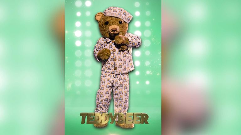 Robèrt van Beckhoven als teddybeer in The Masked Singer (foto: RTL4).