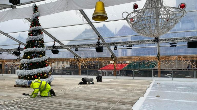 De ijsbaan wordt aangelegd (foto: Facebook Bergs Winterparadijs).