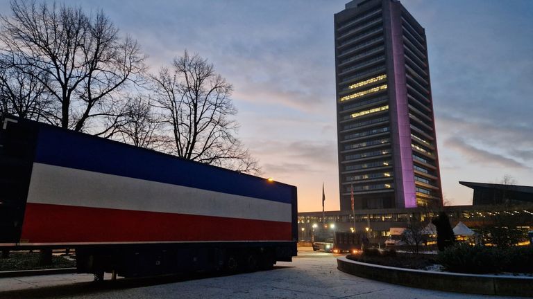 Bij het provinciehuis zijn de nodige voorzorgsmaatregelen getroffen (foto: Noël van Hooft).