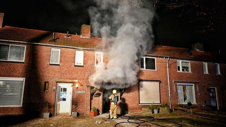 De brandweer aan het werk (foto: Toby de Kort/SQ Vision Mediaprodukties).