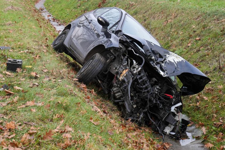 De auto is flink beschadigd (foto: Harrie Grijseels/SQ Vision).