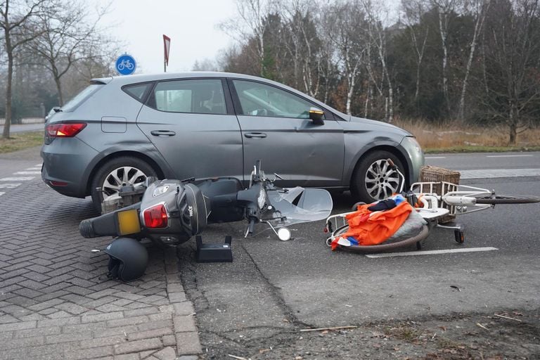 Botsing tussen auto, scooter en fiets (foto: WdG / SQ Vision)