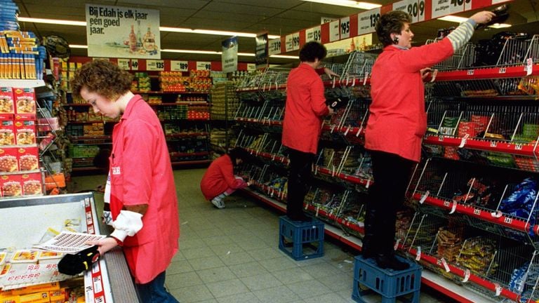 In 1989 ging de btw omhoog, dus moesten alle prijzen (handmatig) worden aangepast (foto: ANP).