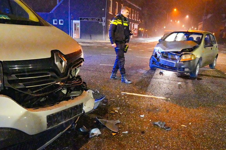 Auto en busje botsen op kruising met verkeerslichten (foto: Harrie Grijseels / SQ Vision).