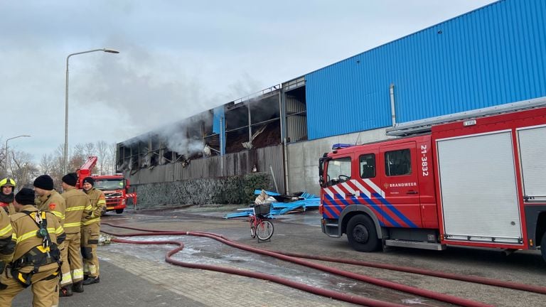 De brandweer probeert ook overdag nog te blussen. Foto: Omroep Brabant.