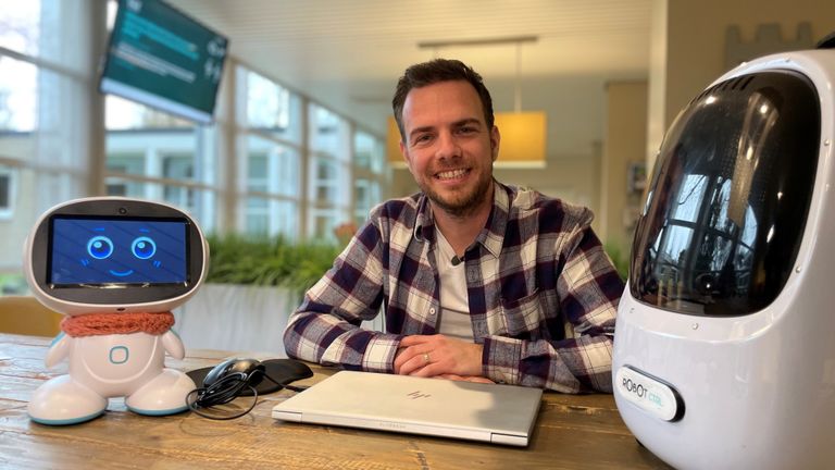 Tonnie en verpleger Ton de Kleijn (foto: Jos Verkuijlen)