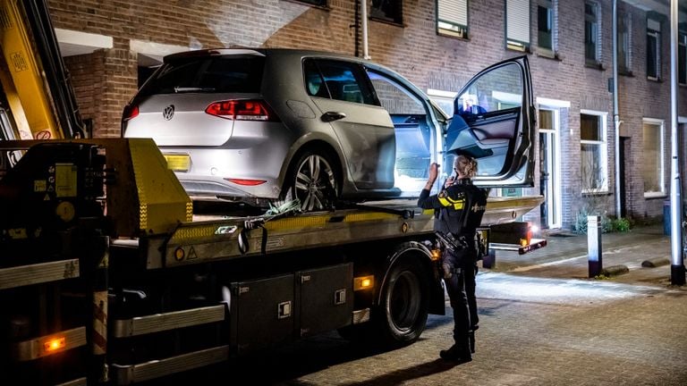 Deze auto werd in beslag genomen aan het Plein Leo XIII in Tilburg (foto: SQ Vision).