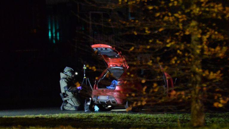 De EOD doet onderzoek in de auto (foto: Perry Roovers / SQ Vision). 