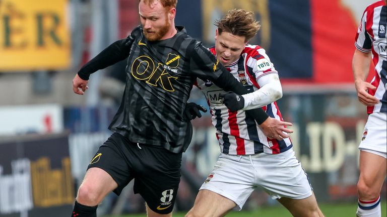 Van der Sande van NAC in duel met Ringo Meerveld (foto: Orangepictures).