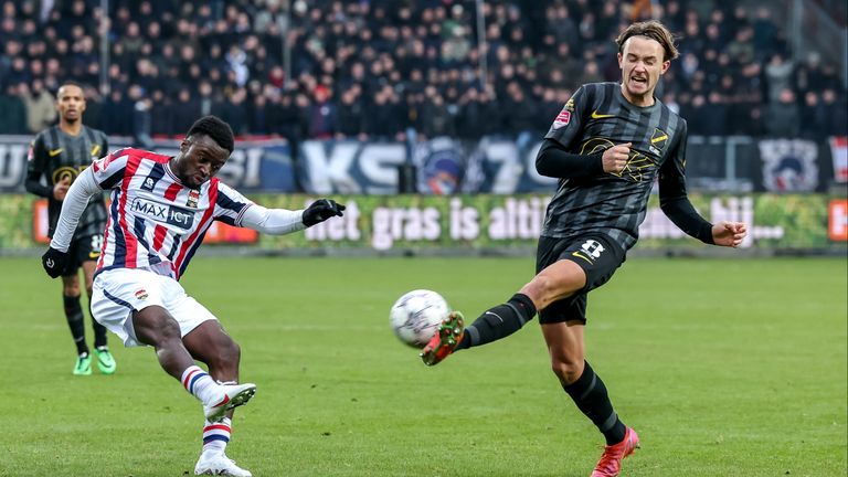 Leeroy Owusu (Willem II) wil Odysseus Velanas niet laten schieten. (foto: Orangepictures).