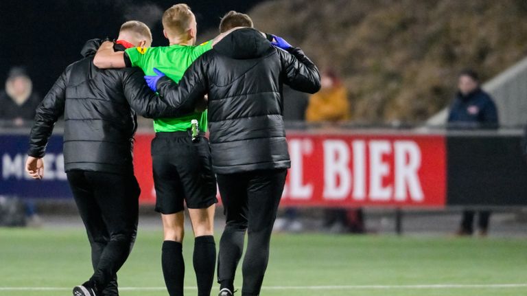 Scheidsrechter Smit wordt van het veld gehaald door verzorgers (foto: Orange Pictures).