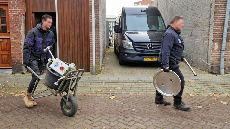 De spullen worden weggehaald (foto: Omroep Brabant).