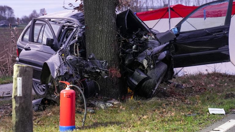 Van de auto bleef weinig over. Foto: Harry Grijseels/SQ Vision