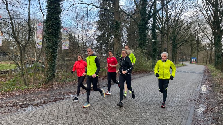 Carly met een groepje hardloper in actie