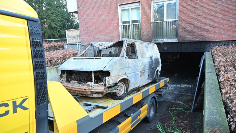 Verschillende auto's worden woensdag uit de garage gehaald (foto: SQ Vision).