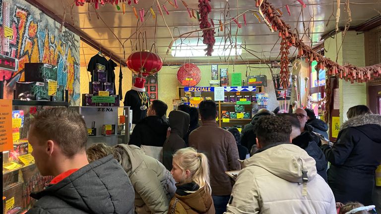 Drukte bij vuurwerkhandel Zena (foto: René van Hoof)