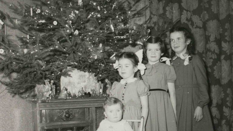 De kinderen van familie Spierings staan op 31 december 1954 bij de kerstboom en een kerststal (foto: Erfgoed 's-Hertogenbosch).