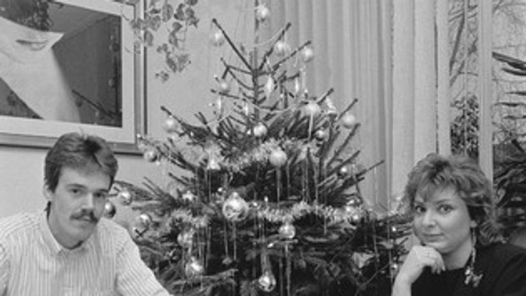 Mario Koevoets en zijn vrouw in 1988 bij de kerstboom. Na een woninginbraak zijn alle cadeautjes meegenomen (foto: West-Brabants Archief). 