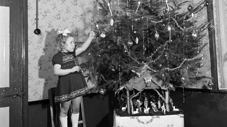 Het dochtertje van huisarts Langendijk versierde in 1954 de boom (foto: Stadsarchief Oss).